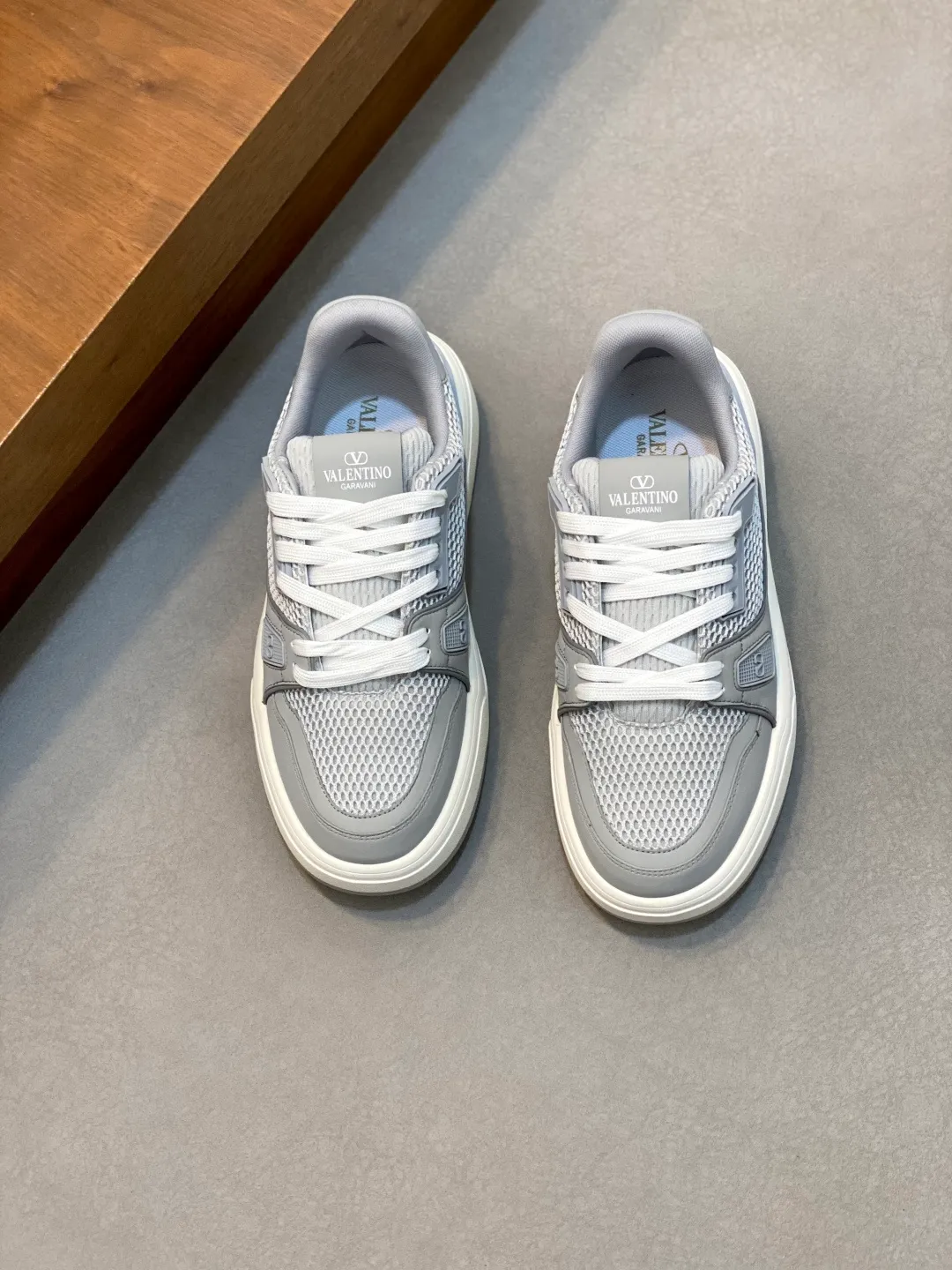 Men's shoes 💰660 Valentino/VALENTINO JOIE DE JOUER couple's low-top sneakers. This sneaker is made of splicing and is decorated with rubber VLOGO SIGNATURE details on the front. The upper is punched and the tongue is decorated with VLOGO SIGNATURE. Logo, with two-color rubber outsole, suede leather fabric lining, logo cowhide insole, fashionable and elegant style, comfortable and breathable for the upper foot, full of personality, and comes with a complete set of original packaging! Code number: 39-44 (38, 45 customized)